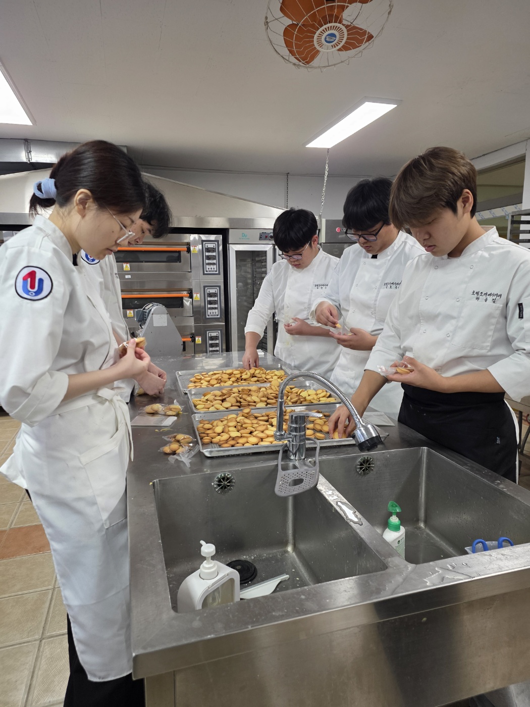 함깨 활동하고 빵을 만드는 봉사활동